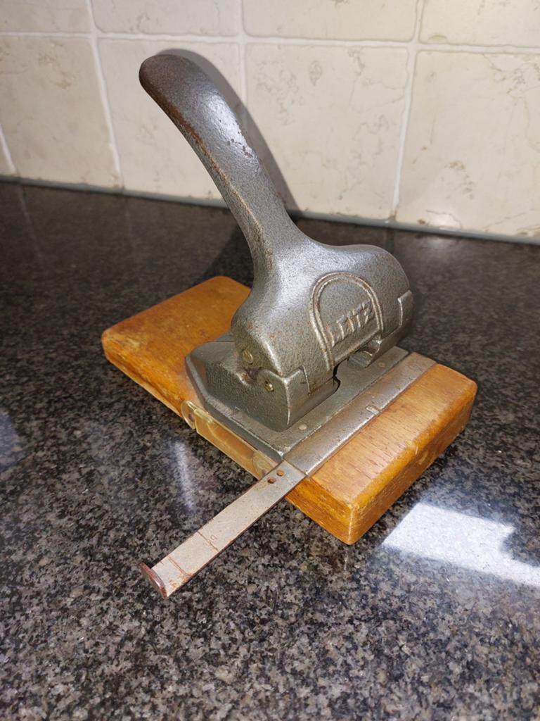Leitz antieke perforator, Ophalen