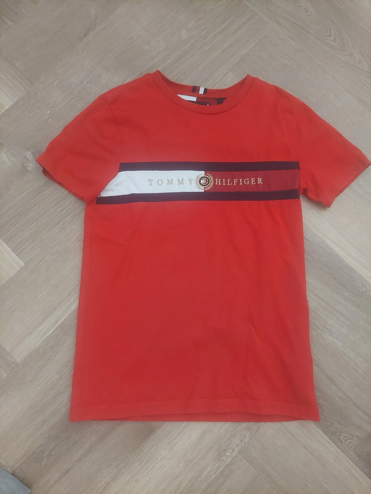 Tommy Hilfiger T-shirt rood met logo - Maat 152, Ophalen of Verzenden, Zo goed als nieuw, Jongen, Shirt of Longsleeve
