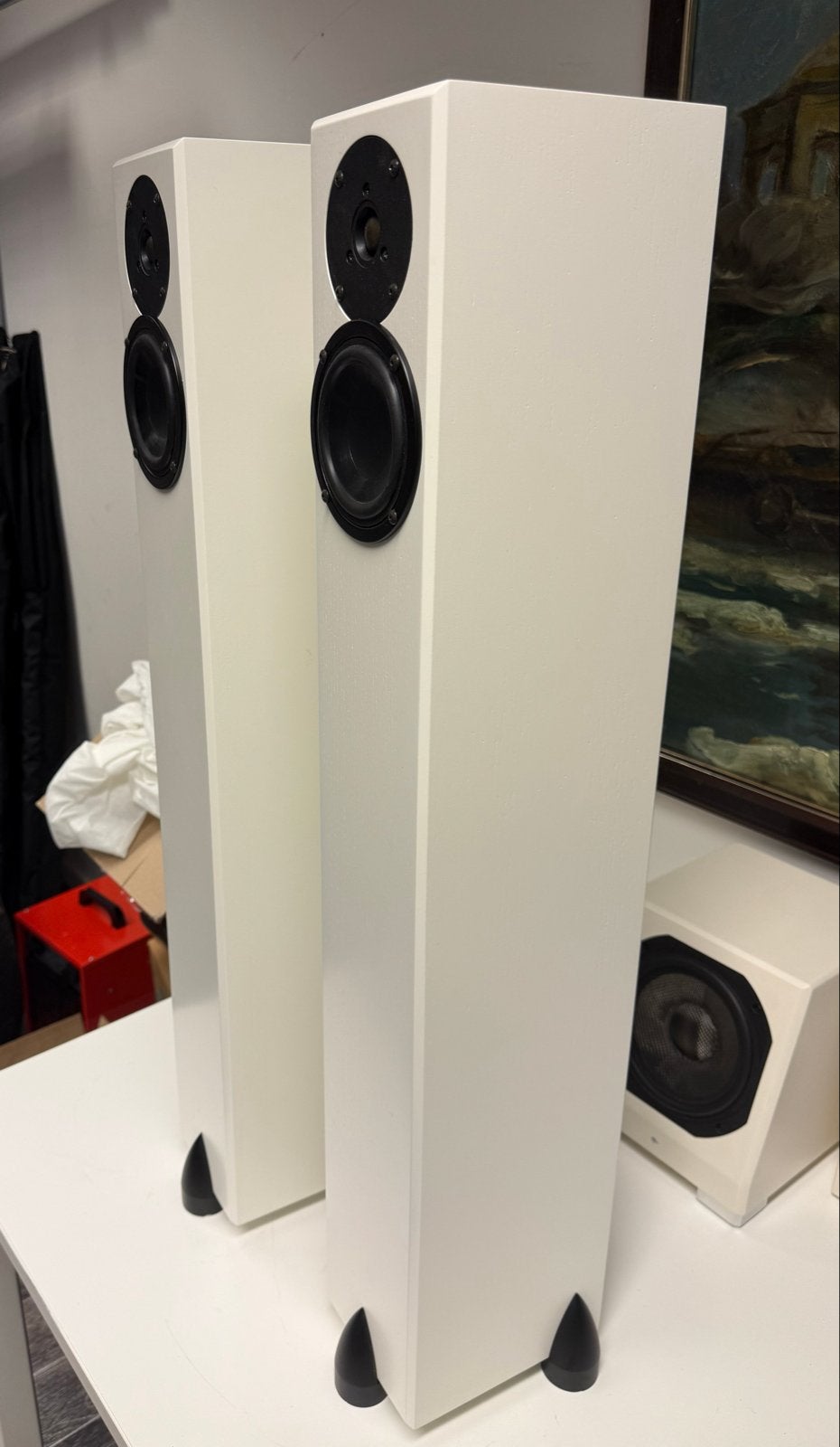 Totem Arro Vloerstaande Luidsprekers Wit met Claws, Vloerstaande luidspreker, Inclusief standaarden, Zo goed als nieuw, 60 tot 120 watt