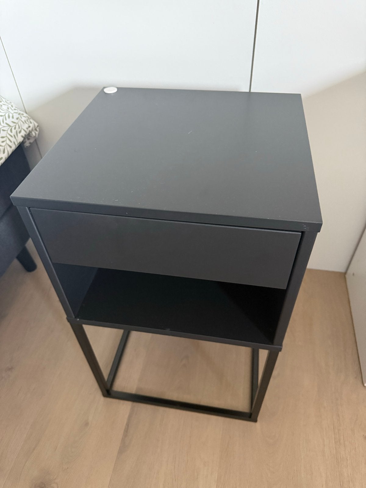 2x IKEA Vikhammer nachtkastjes - z.g.a.n. en gebruikt, Ophalen, Gebruikt, Minder dan 45 cm, Metaal of Aluminium