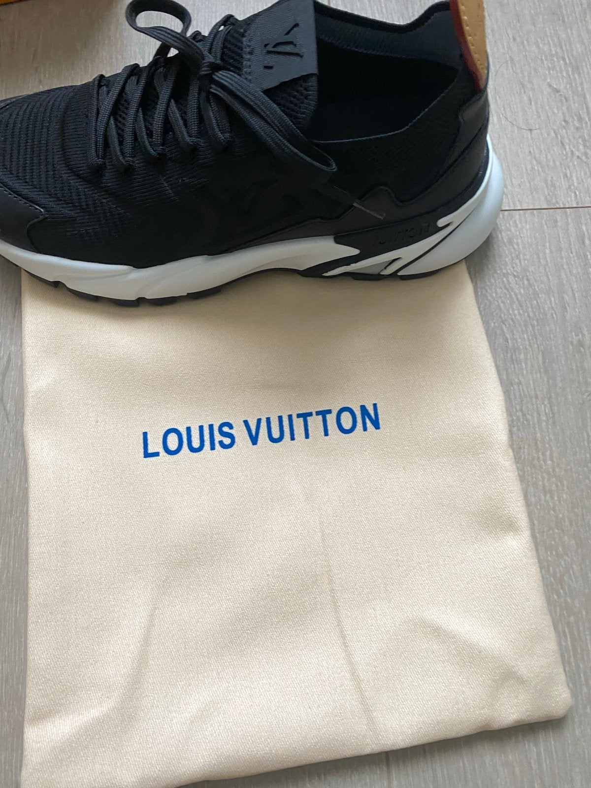 Louis Vuitton Run Away Sneakers Zwart, Ophalen of Verzenden, Nieuw, Zwart, Sneakers of Gympen