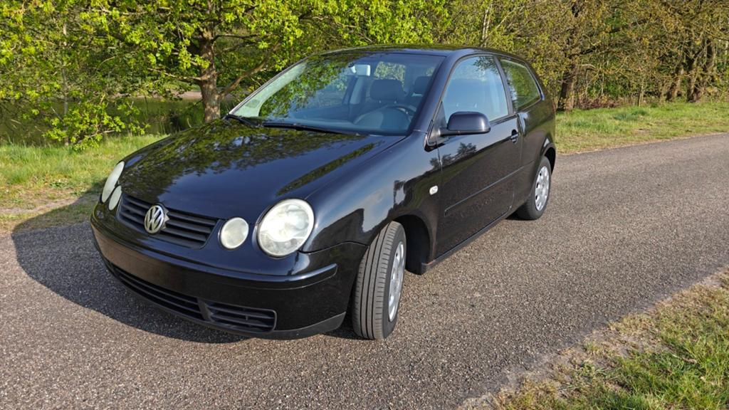 Volkswagen Polo 1.4 55KW 2004 Zwart, Auto's, Volkswagen, Voorwielaandrijving, Stof, 40 €/maand, Beige