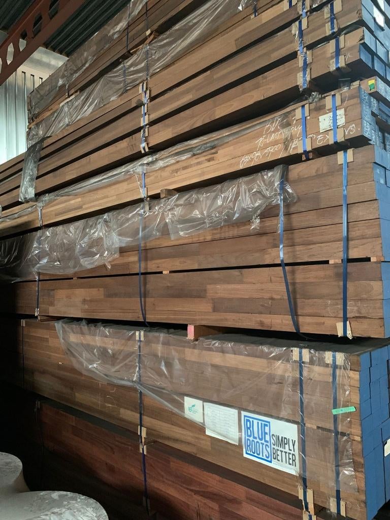 Grote partij Thermo Noawood kozijnhout gevingerlast L 590 cm, Nieuw, Ophalen of Verzenden, Hardhout, 250 cm of meer