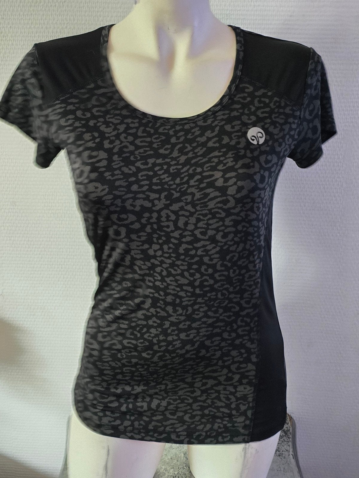 Leontien sportshirt met luipaardprint - Maat M, Kleding | Dames, Maat 38/40 (M), Leontien, Zwart, Overige typen
