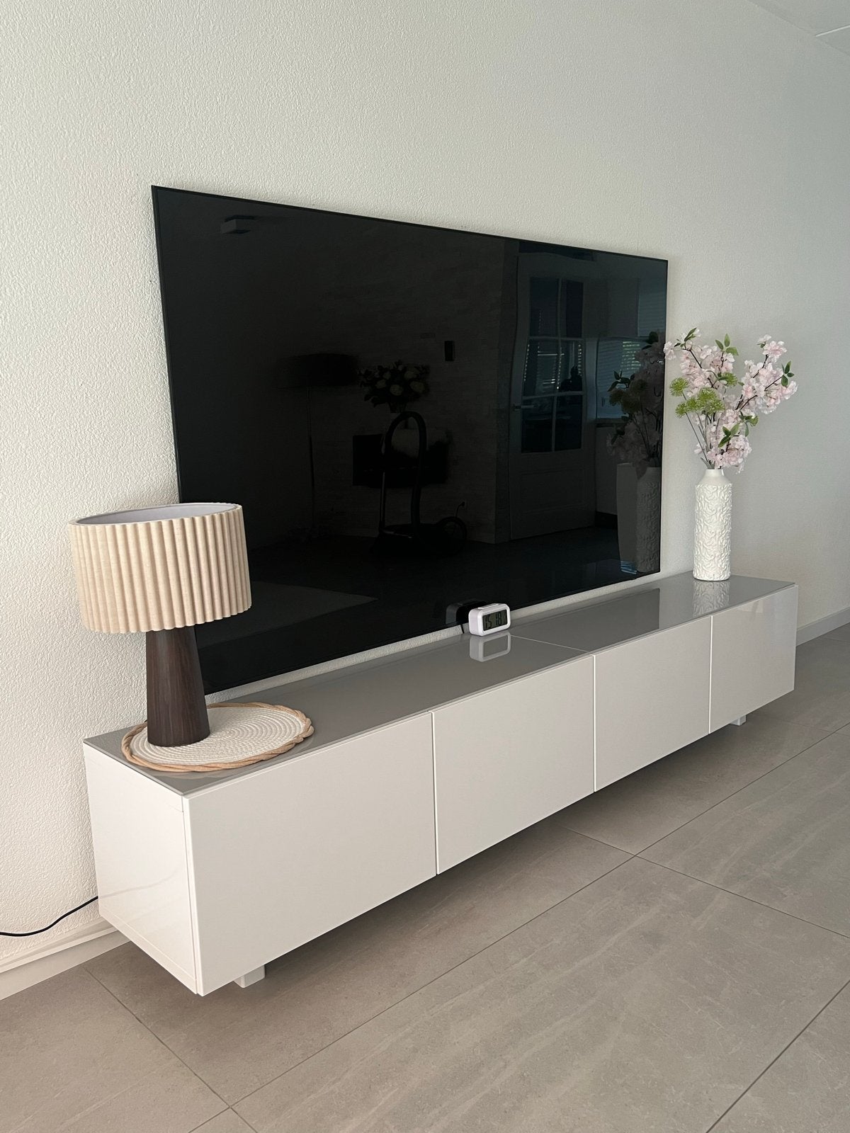 Modern wit tv-meubel met glazen blad, Ophalen, 200 cm of meer, Minder dan 100 cm, 25 tot 50 cm