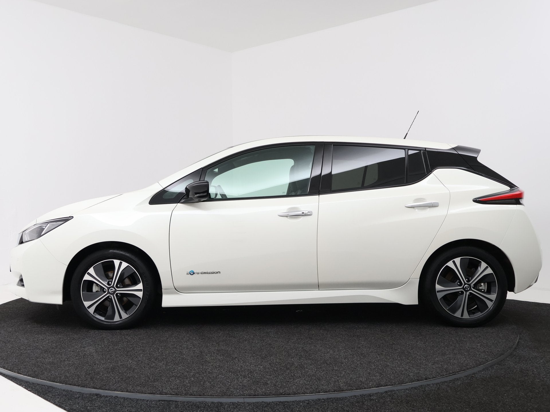 Nissan Leaf N-Connecta 40 kWh | SOH 92,4% | Navigatie | 360, 12 maanden, Gebruikt, Zwart, Leder en Stof