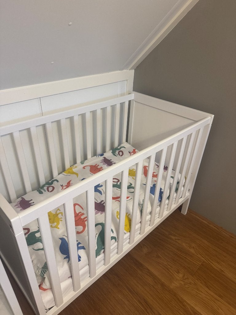 Baby peuter bed IKEA Sundvik + HIMLAVALV matras nieuw, Nieuw, Minder dan 140 cm, Minder dan 70 cm, Ophalen
