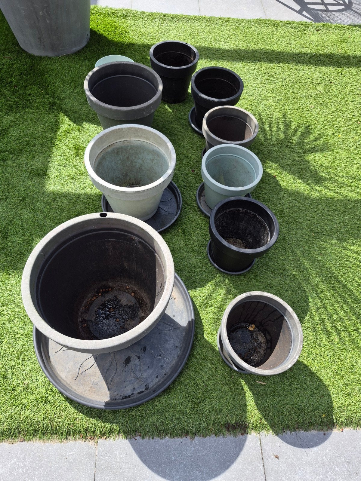 Diverse set gebruikte bloempotten met schotels, Kunststof, Gebruikt, Rond, Minder dan 40 cm