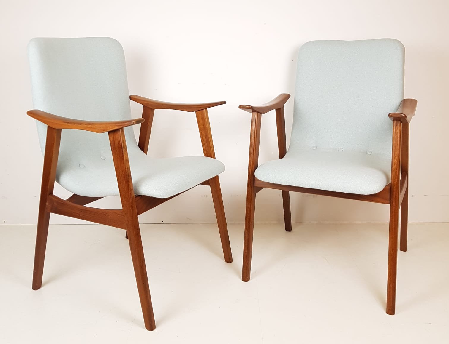 2 Vintage fauteuils licht blauw Louis van Teeffelen teak, Huis en Inrichting, Fauteuils, Ophalen of Verzenden, Zo goed als nieuw