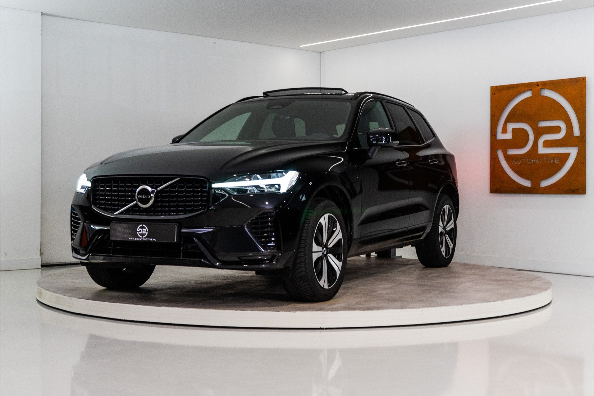 Volvo XC60 2.0 T6 Plug-in hybrid AWD Plus Dark Long Range 35, Auto's, Automaat, Gebruikt, 4 cilinders, Zwart