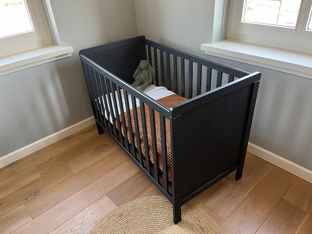 mat zwart babybed/ledikant inclusief matras, Ophalen, Zo goed als nieuw, Ledikant