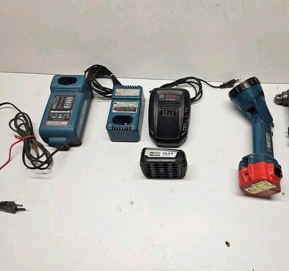 Makita zaklamp en oplader en Bosch accu en lader, Ophalen of Verzenden
