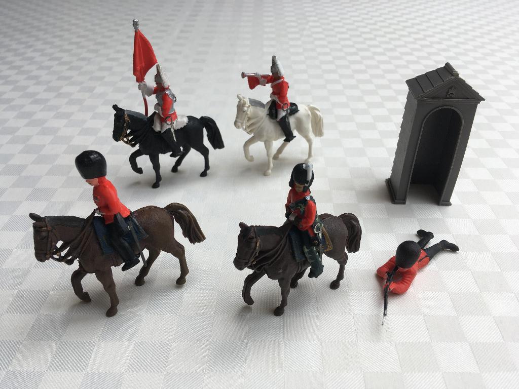 Set van 5 miniatuursoldaatjes Britse Royal Guards 4 te paard, Verzamelen, Poppetjes en Figuurtjes, Zo goed als nieuw, Ophalen of Verzenden
