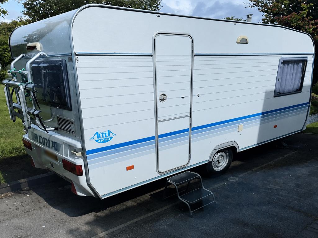 Adria Altea 430 PH | Vast bed/Middenzit/Lichtgewicht caravan, Kachel, Treinzit, 750 - 1000 kg, Particulier