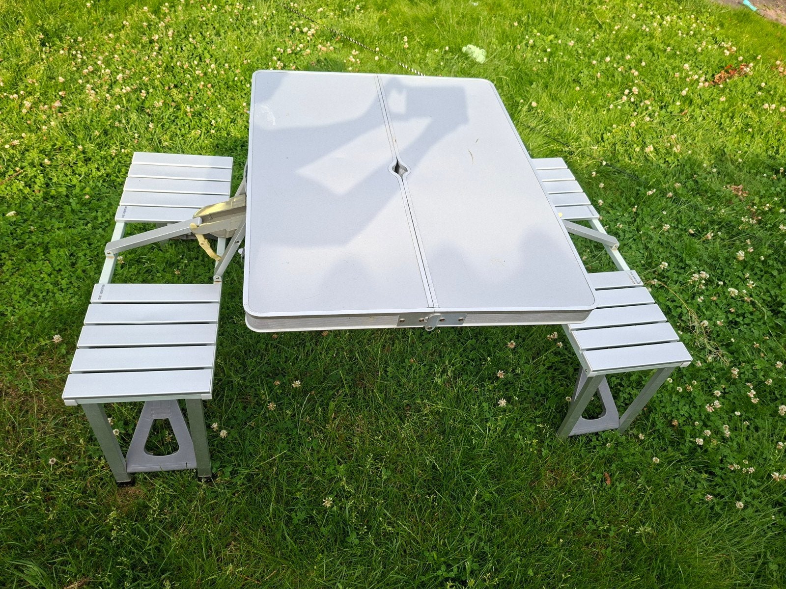 Opvouwbare campingtafel met bankjes - Aluminium, Caravans en Kamperen, Ophalen, Gebruikt, Campingtafel