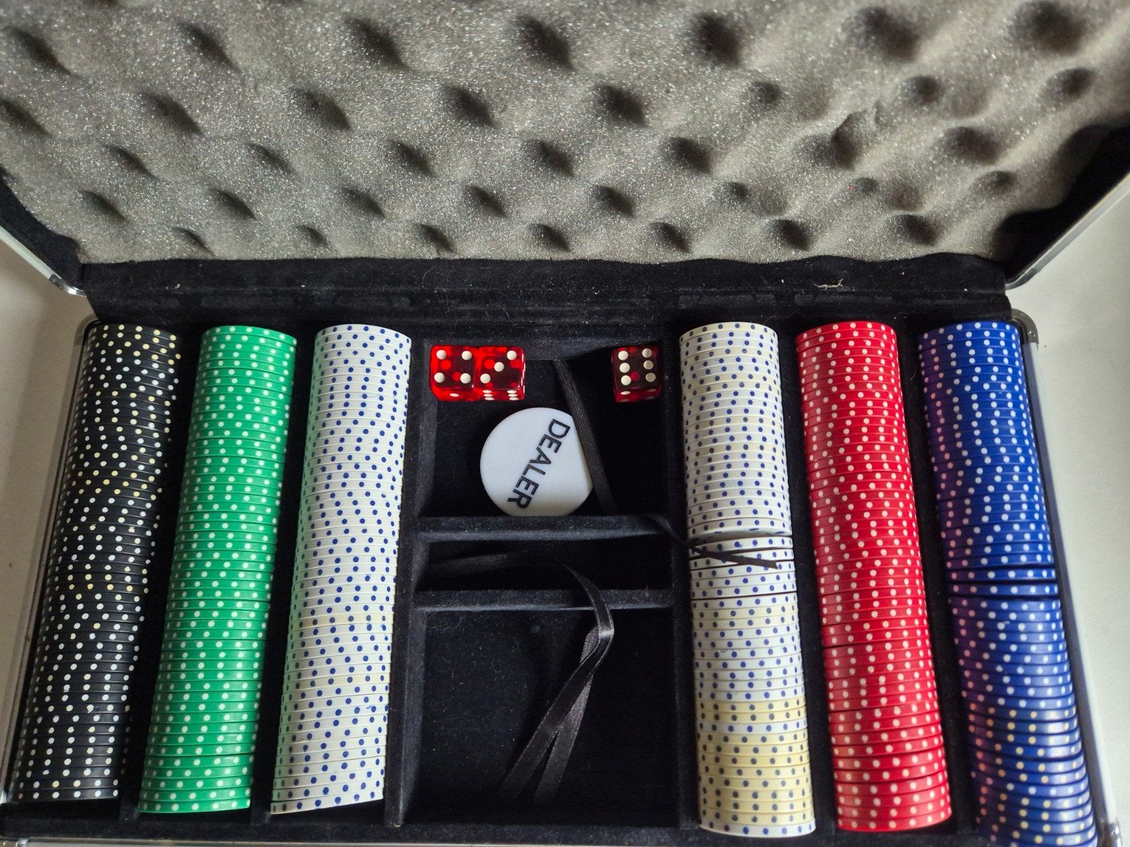 Pokerset in aluminium koffer met 200 fiches en dobbelstenen, Hobby en Vrije tijd, Drie of vier spelers, Ophalen of Verzenden, Gebruikt