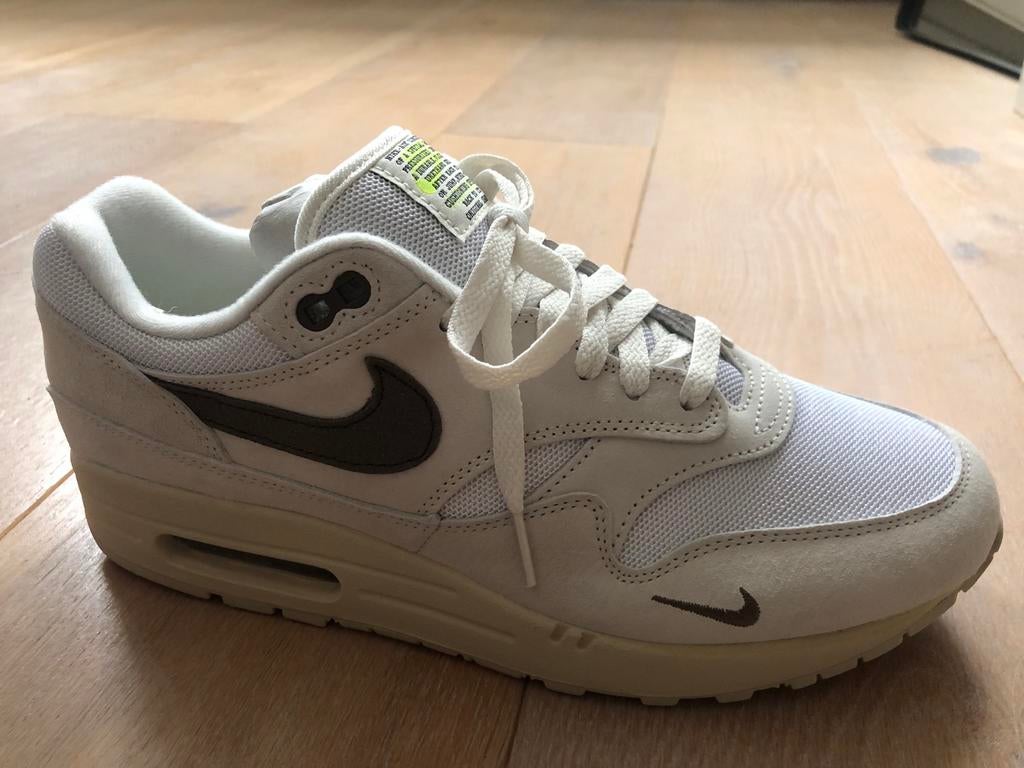 Nike Air Max 1 'Ironstone' 43 - Nieuw in doos, Kleding | Heren, Schoenen, Ophalen of Verzenden, Nieuw, Wit, Sneakers of Gympen