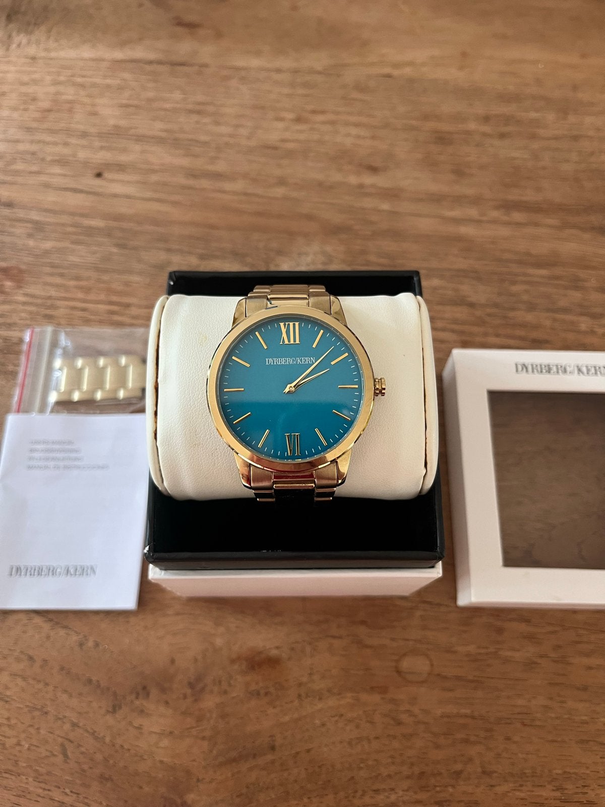 Gouden Dyrberg/Kern horloge met turquoise wijzerplaat, Sieraden, Tassen en Uiterlijk, Horloges | Dames, Polshorloge, Zo goed als nieuw