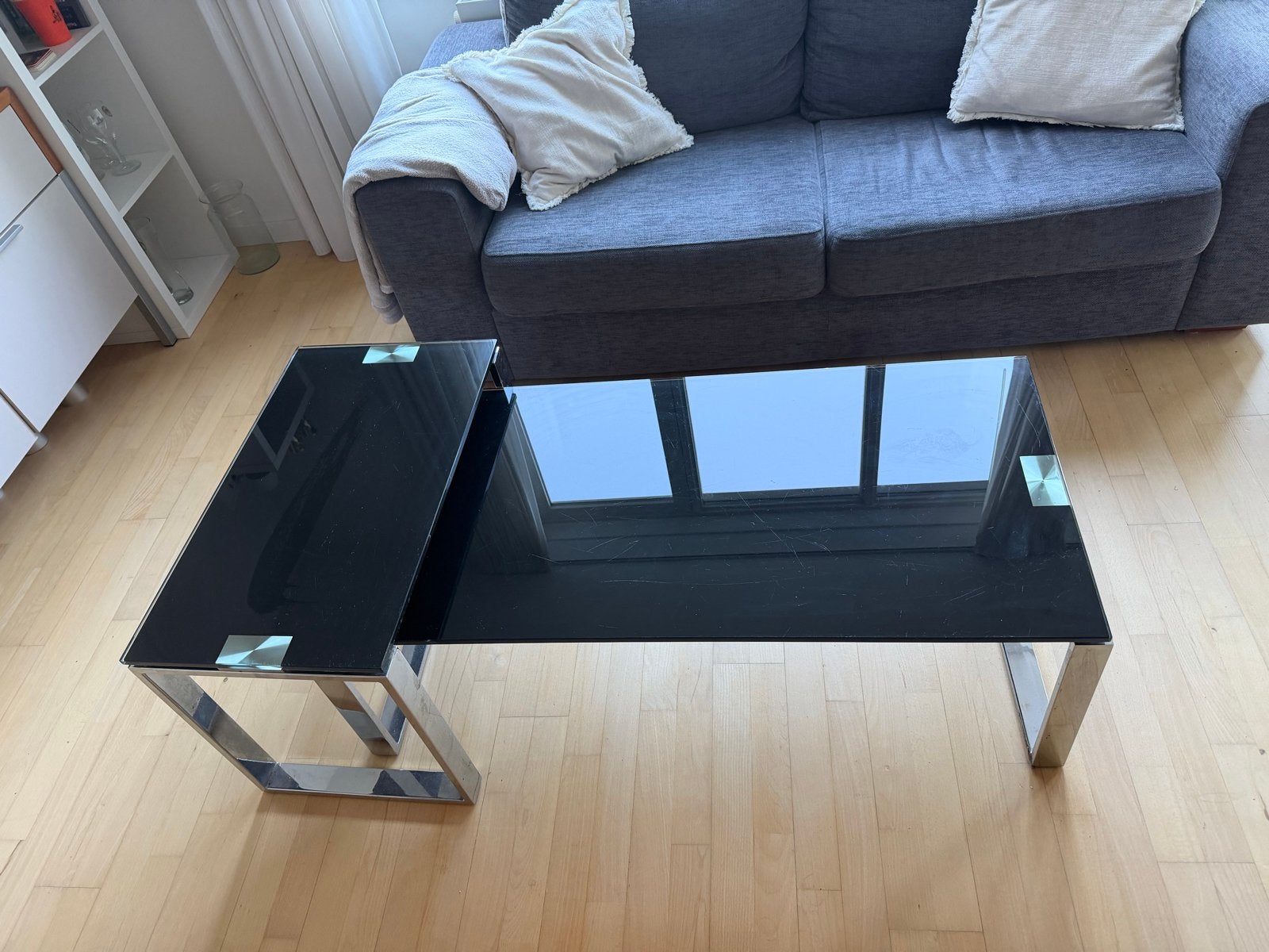 Moderne salontafel met zwart glazen blad en metalen onderste, Ophalen, 100 tot 150 cm, 50 tot 100 cm, Glas