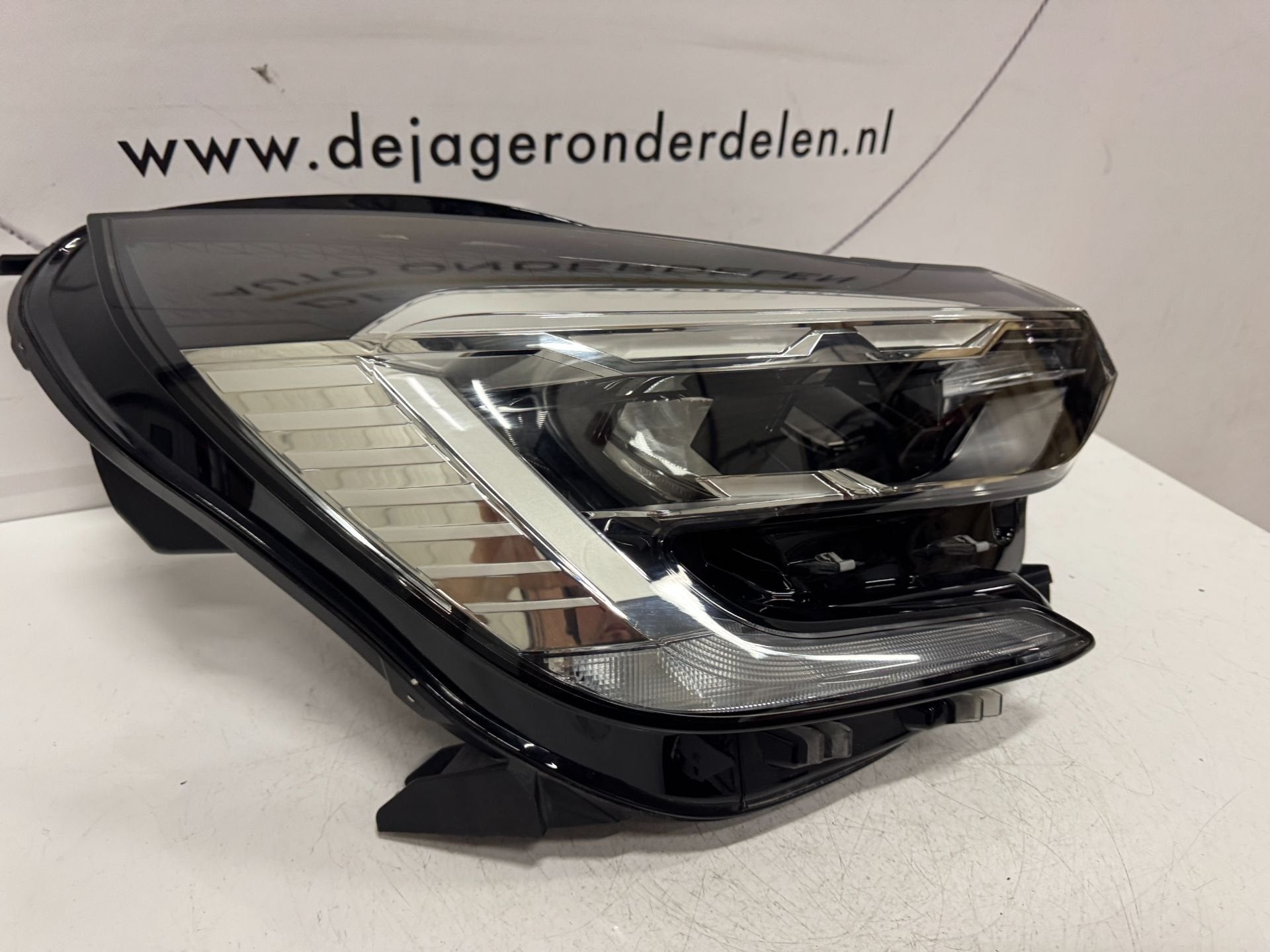 RENAULT CAPTUR II KOPLAMP LED PURE VISION 260104095R RECHTS, Renault Group, Gebruikt, Contact.group@renault.com, Renault