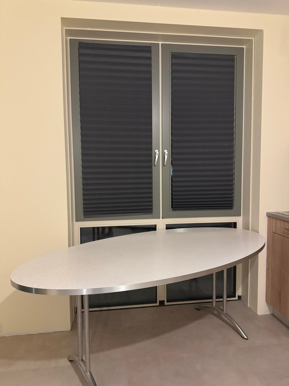 Ovale witte tafel met ijzeren rand en poten, Ophalen, Gebruikt, 100 tot 150 cm, 200 cm of meer