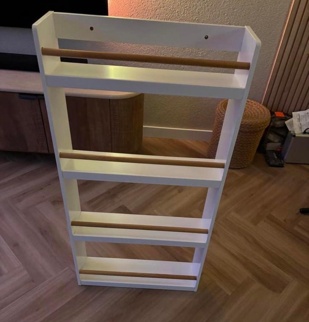 Witte boekenplank / wandrek met houten stangen, Huis en Inrichting, Met plank(en), Minder dan 50 cm, 100 tot 150 cm, Ophalen of Verzenden