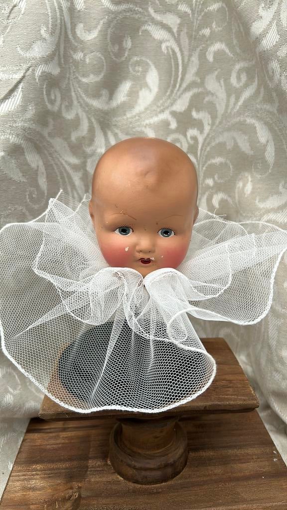 Antiek poppenhoofdje met Pierrot kraag op voet, Ophalen of Verzenden, Zo goed als nieuw, X, Pop