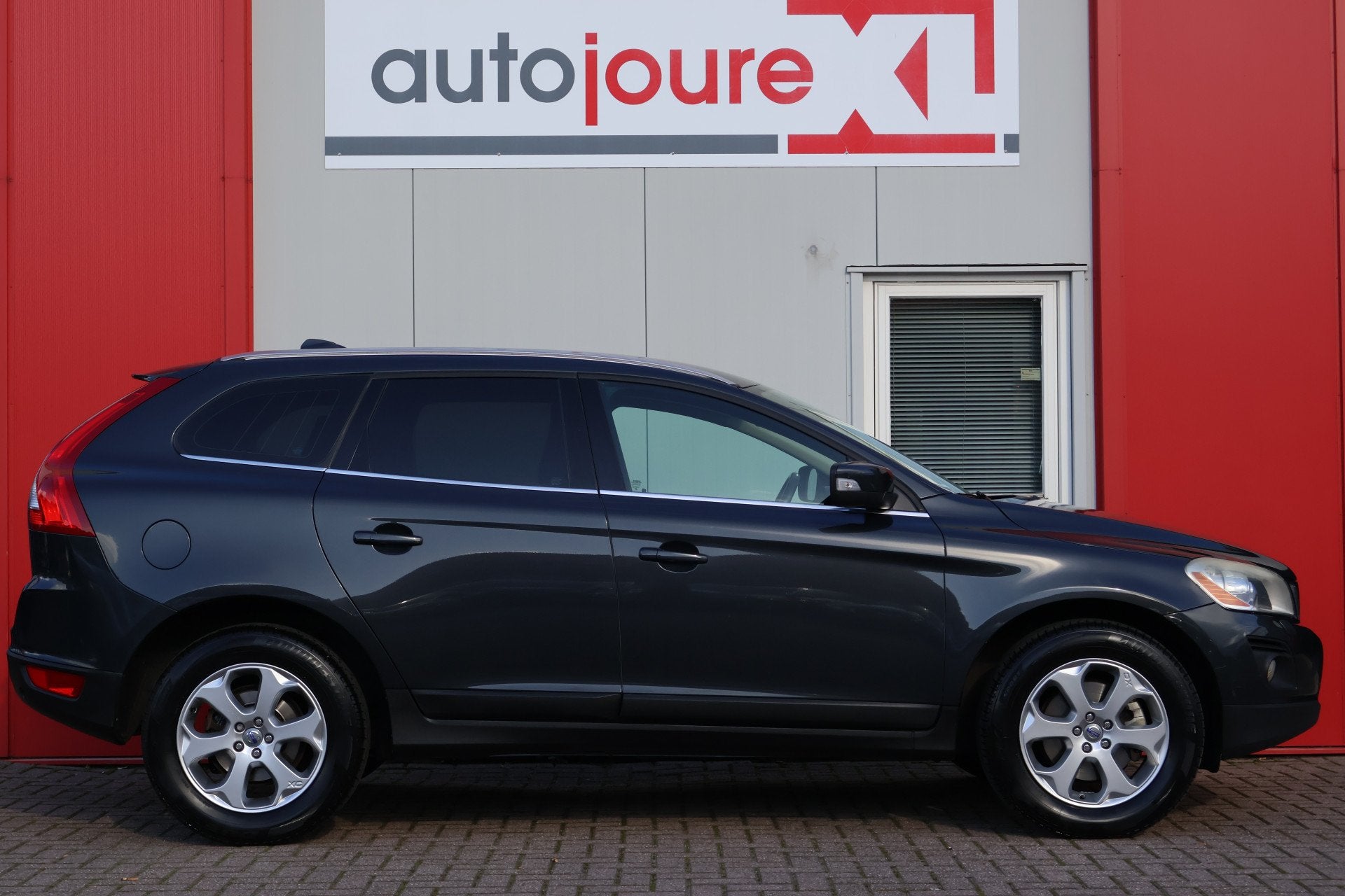 Volvo XC60 2.4D Momentum (bj 2009), Auto's, Voorwielaandrijving, Gebruikt, Zwart, 1618 kg