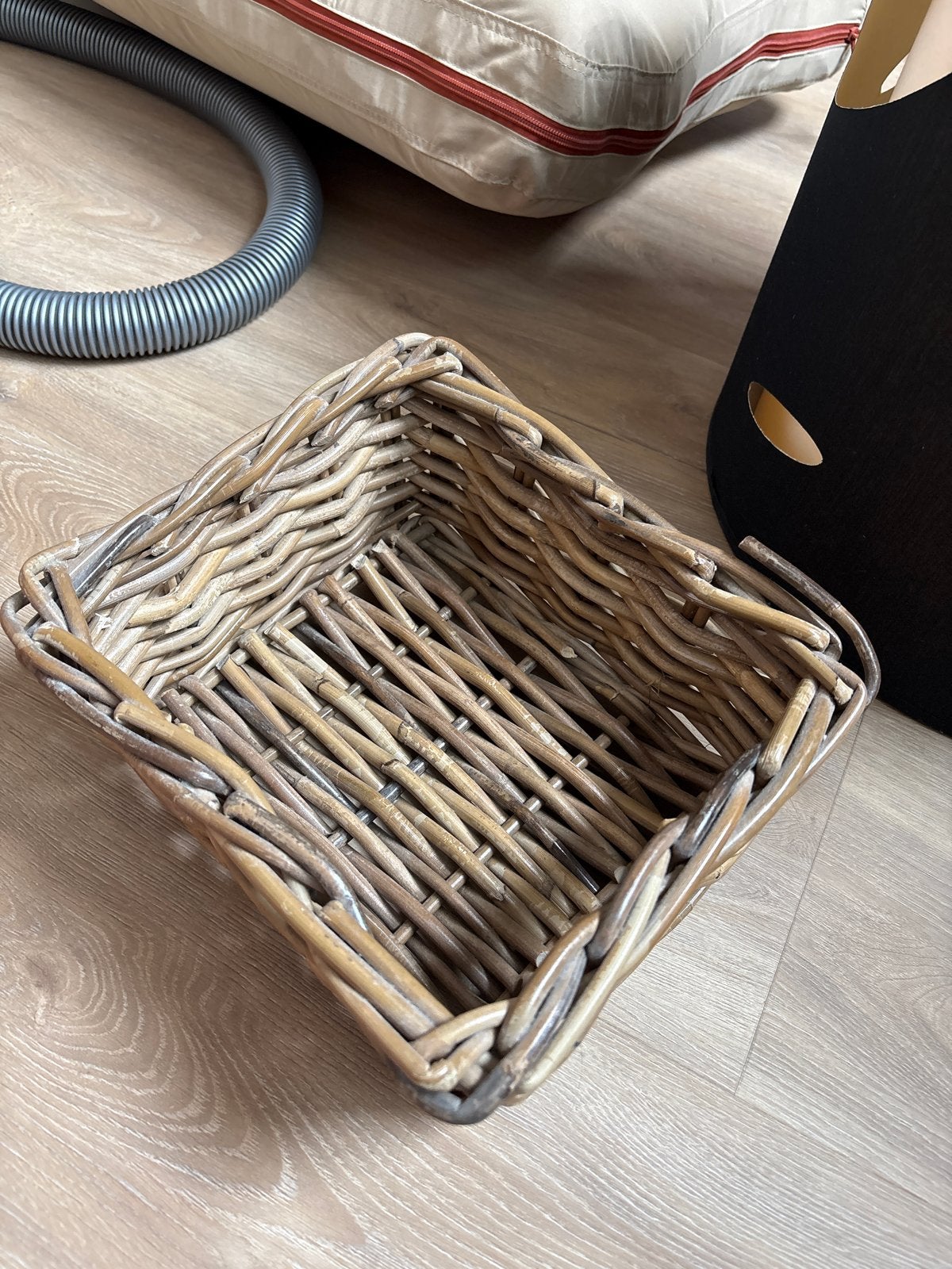 Stevig klein rieten mandje, Huis en Inrichting, Woonaccessoires | Schalen en Manden, Ophalen, Gebruikt, Gevlochten, Mand