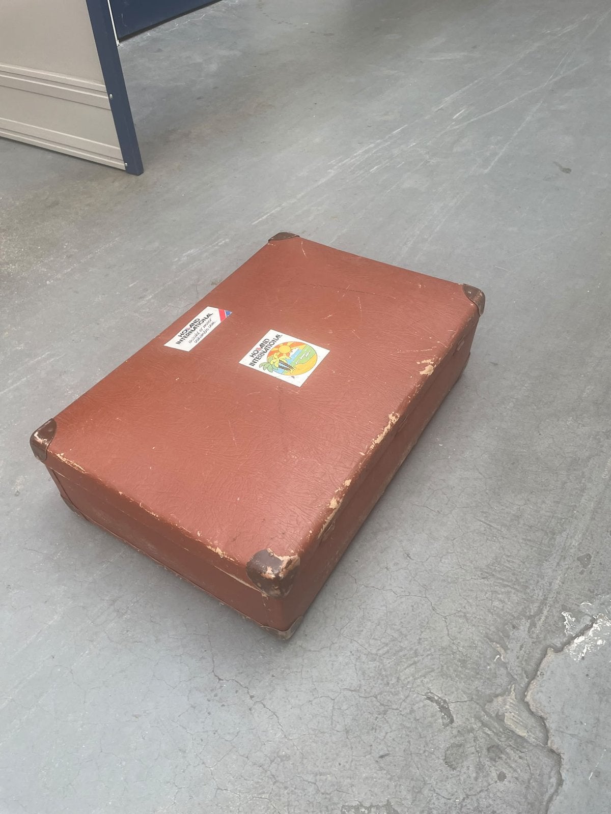 Vintage Koffer - Bruin met stickers, 60 tot 70 cm, Overige materialen, Gebruikt, 45 tot 55 cm