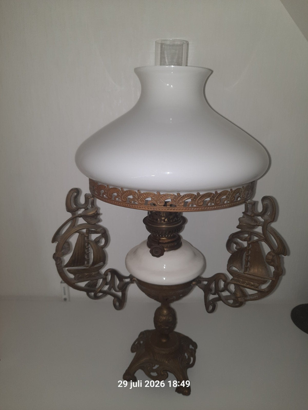 Antieke olielamp met scheepsdecoratie, Ophalen of Verzenden