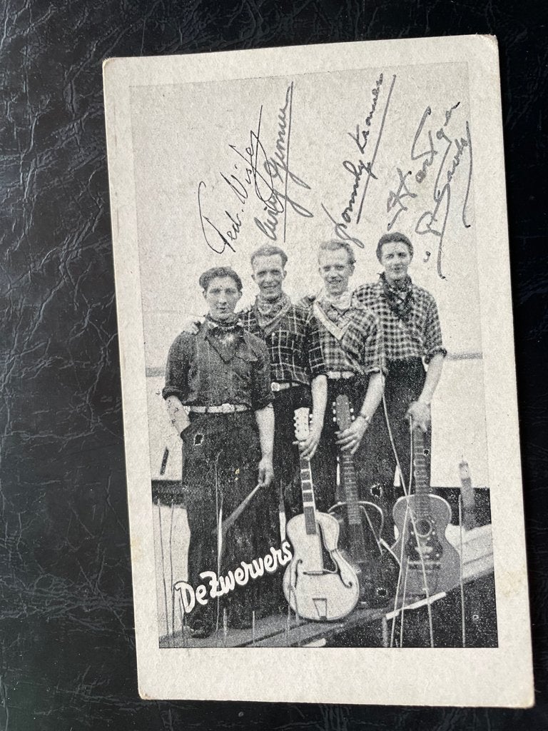 ansichtkaart van De Zwervers met echte handtekeningen., Verzenden, 1940 tot 1960, Sterren en Beroemdheden