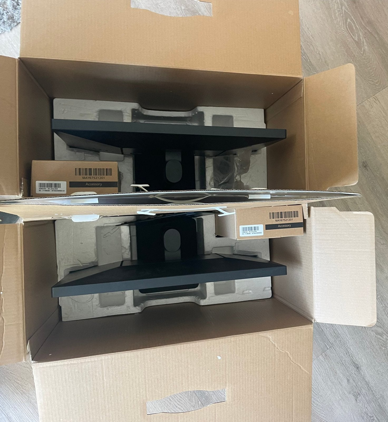 Foto 8 van 2x LG UltraFine 4K 22MD4KA-B, 21,5" met VESA-bureauarm.