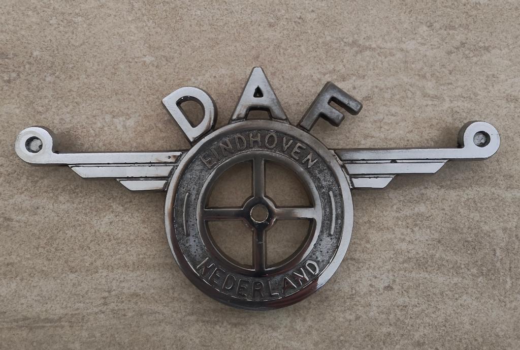 Te koop; orgineel Daf embleem, Ophalen of Verzenden, Zo goed als nieuw, Bus of Vrachtwagen