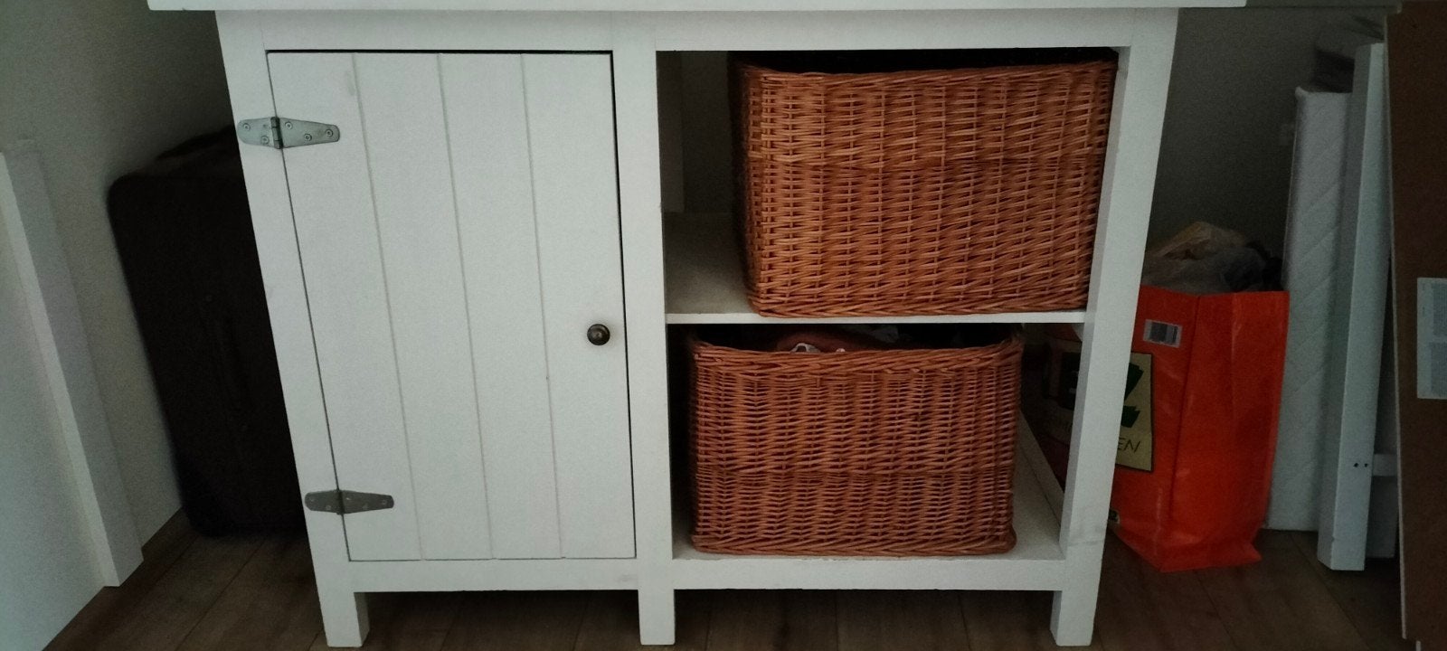 Witte commode kast met rieten manden - kleine beschadiging, Ophalen of Verzenden