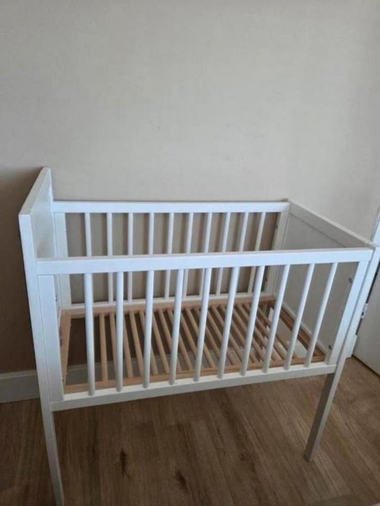 Baby wieg wiegje bedje wit matras hoeslakens, Kinderen en Baby's, Ophalen, Zo goed als nieuw, Wieg