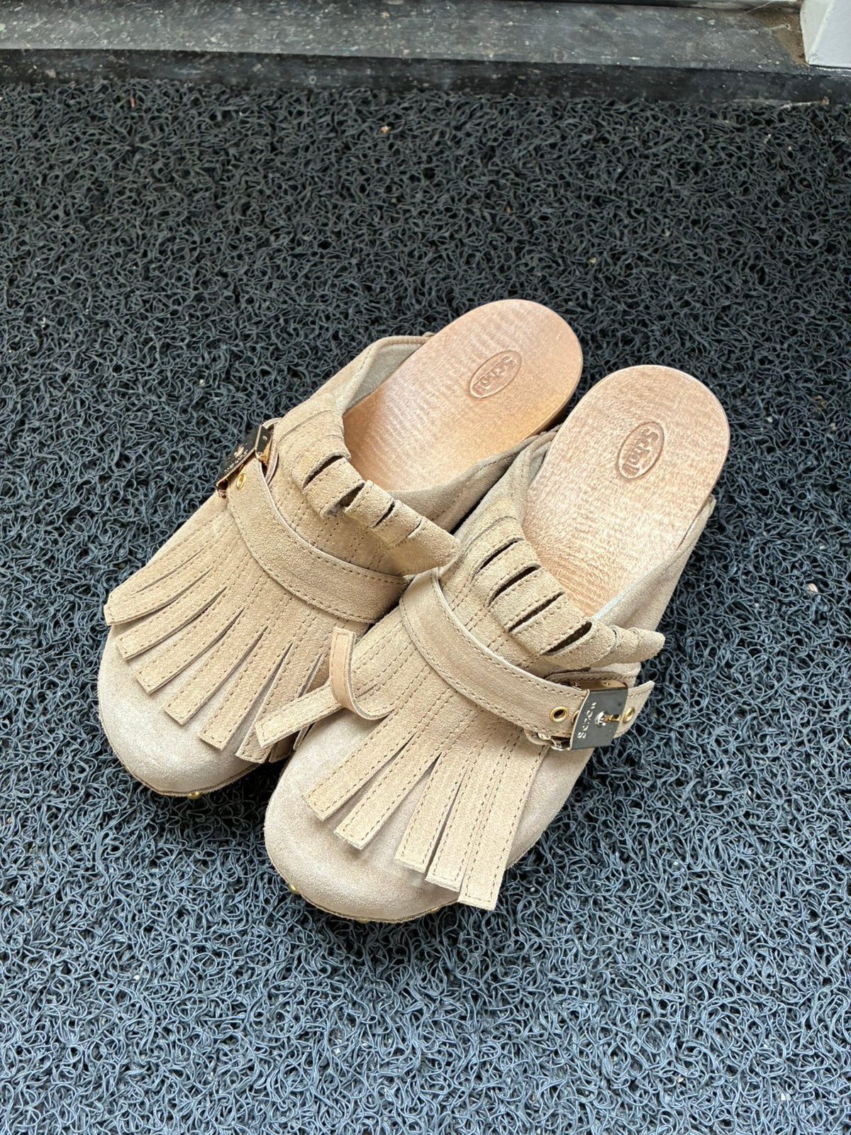 Mooie taupe/beige suede klompjes nieuw merk Scholl maat 39, Verzenden, Beige, Nieuw, Sandalen of Muiltjes