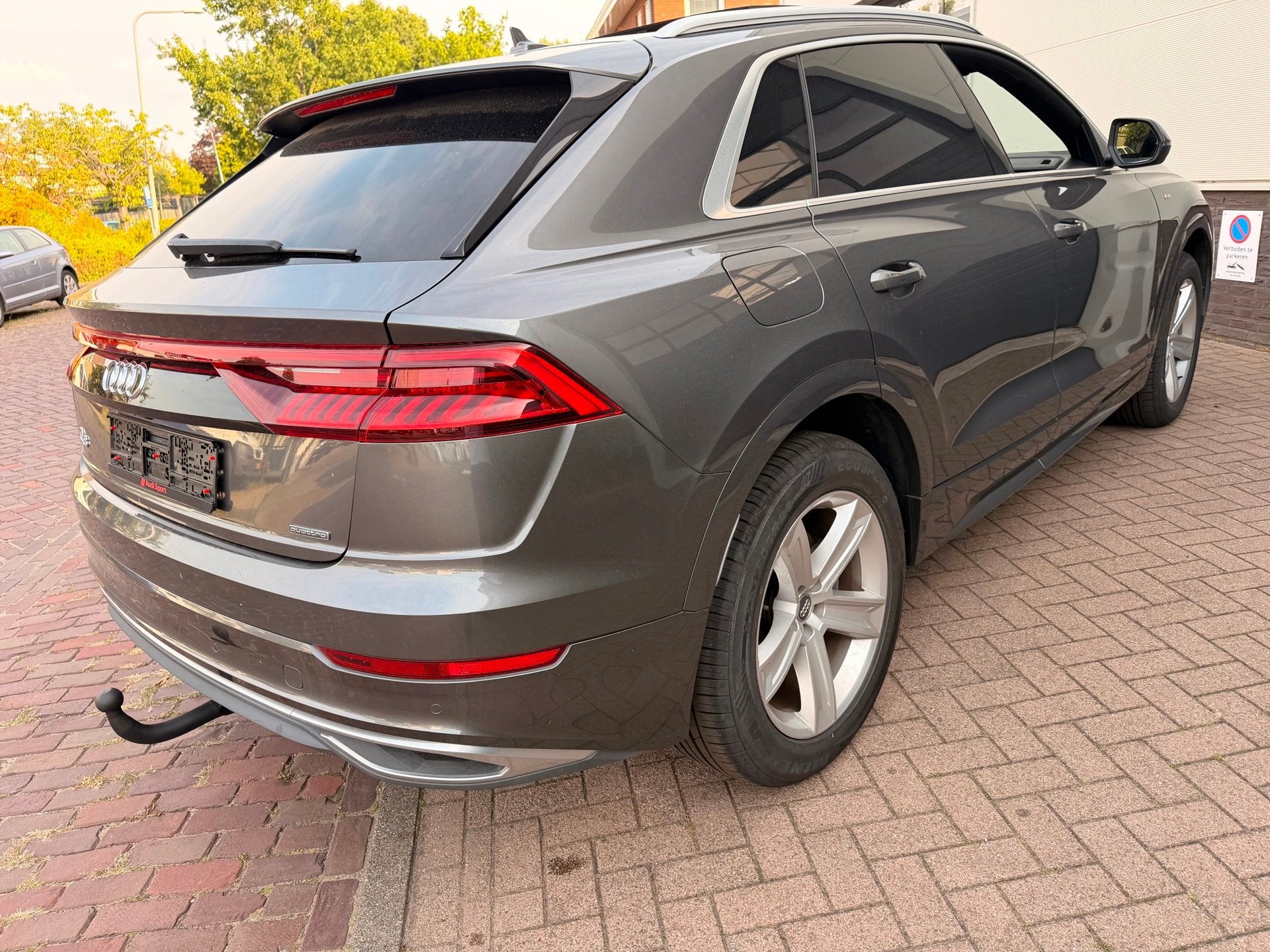 Audi Q8 55 TFSI S Line/340 pk/Panoramadak/Navi/Trekhaak/Lede, Auto's, Automaat, Gebruikt, Overige carrosserieën, Q8