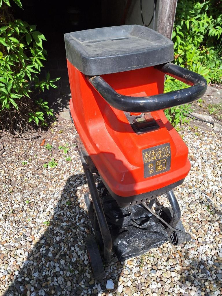 Black&Decker 2400w elektrische hakselaar voor tuinafval, Ophalen, Gebruikt, Black & Decker, Met opvangzak