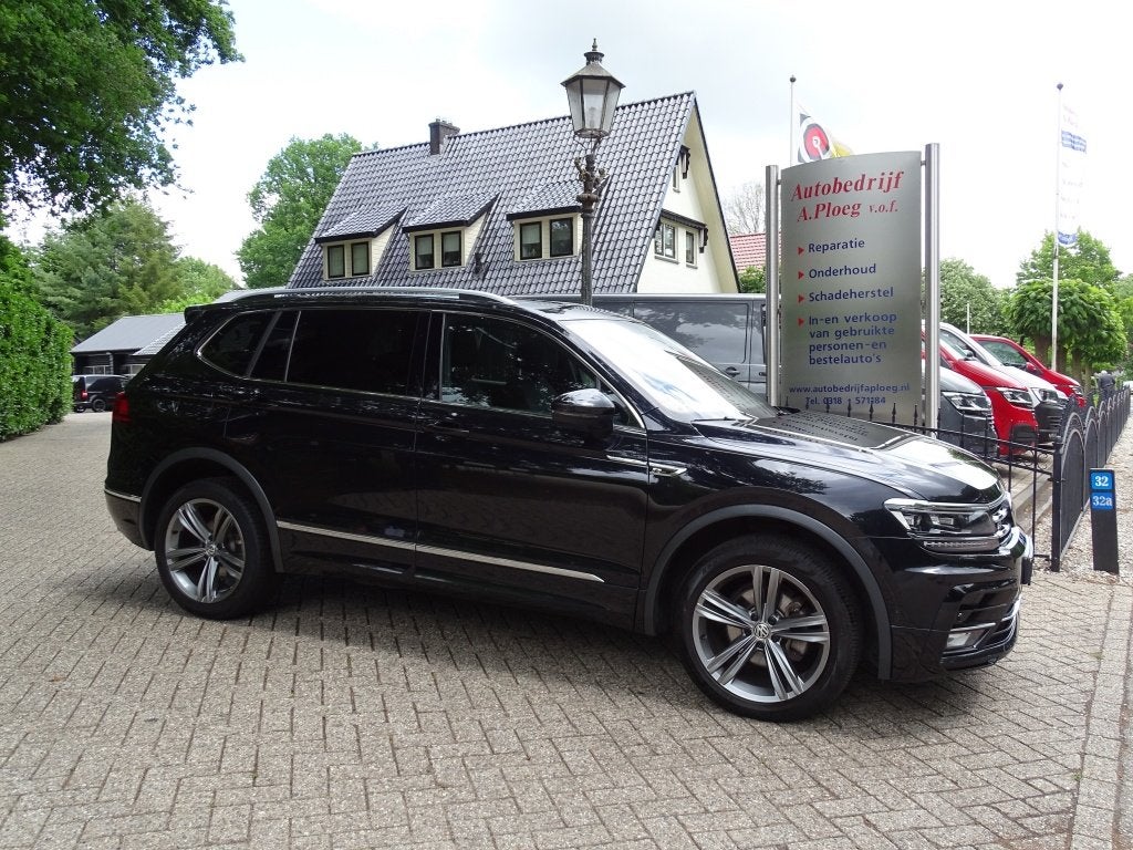 Volkswagen Tiguan Allspace 1.5 TSI HL Bus R-Line 7 Zit Vol o, Auto's, Stof, 4 cilinders, 7 stoelen, Zwart