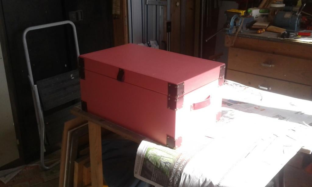 Mooie roze kist met lederen beslag, Overige materialen, Gebruikt, 50 tot 100 cm, Ophalen of Verzenden