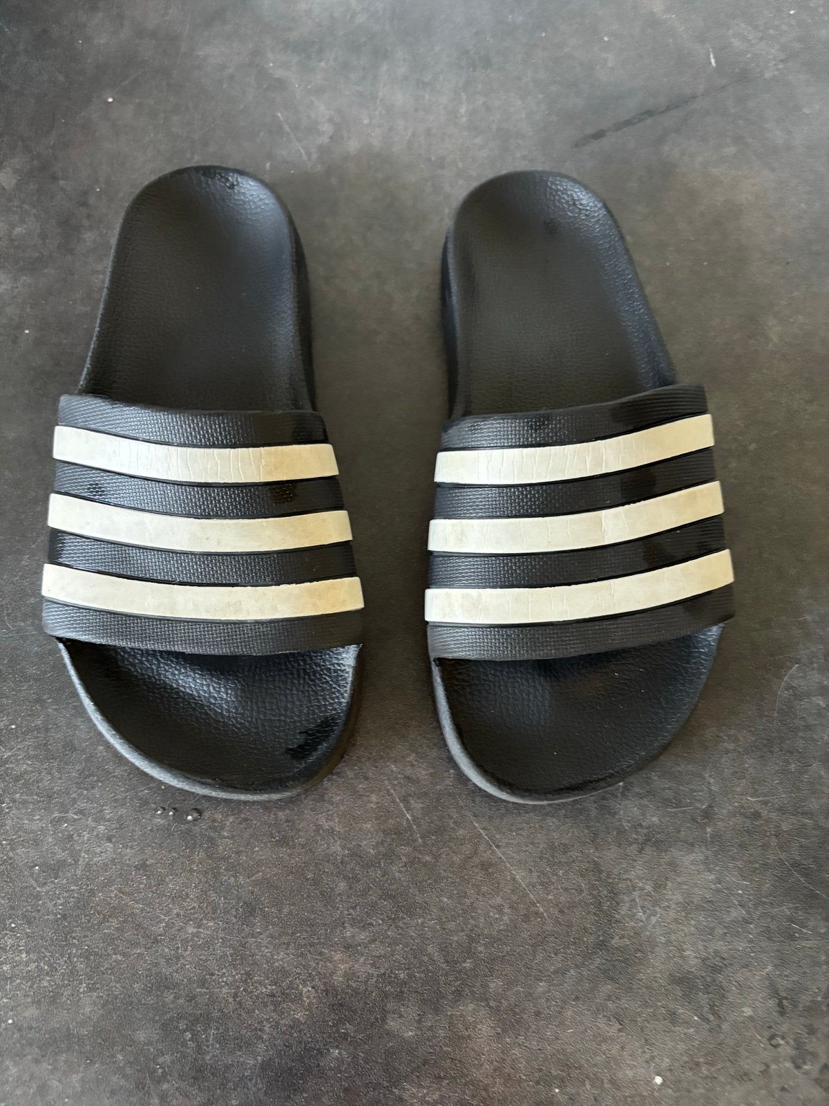 Adidas Adilette slippers - Zwart met witte strepen maat 36, Kinderen en Baby's, Kinderkleding | Schoenen en Sokken, Ophalen, Gebruikt