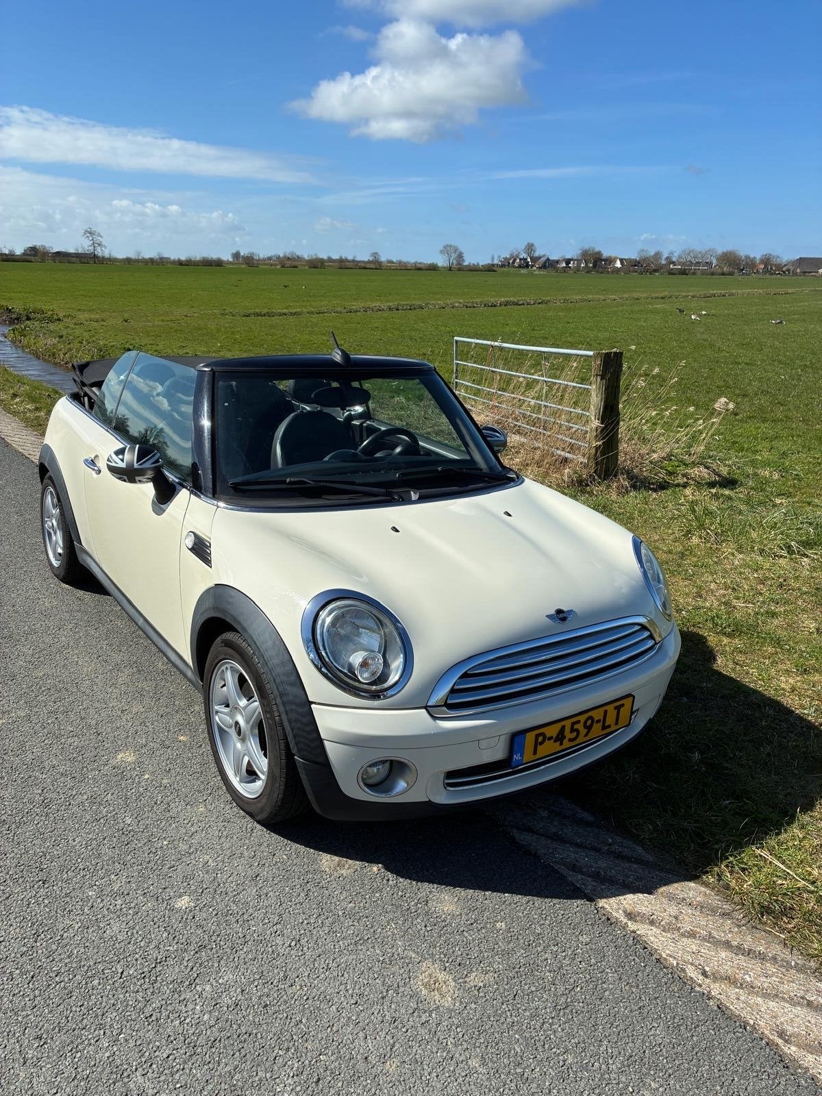 Leuke Mini Cooper Cabrio 1.6 120pk 2010 Crème 164600 km, 4 cilinders, Cabriolet, 4 stoelen, Leder