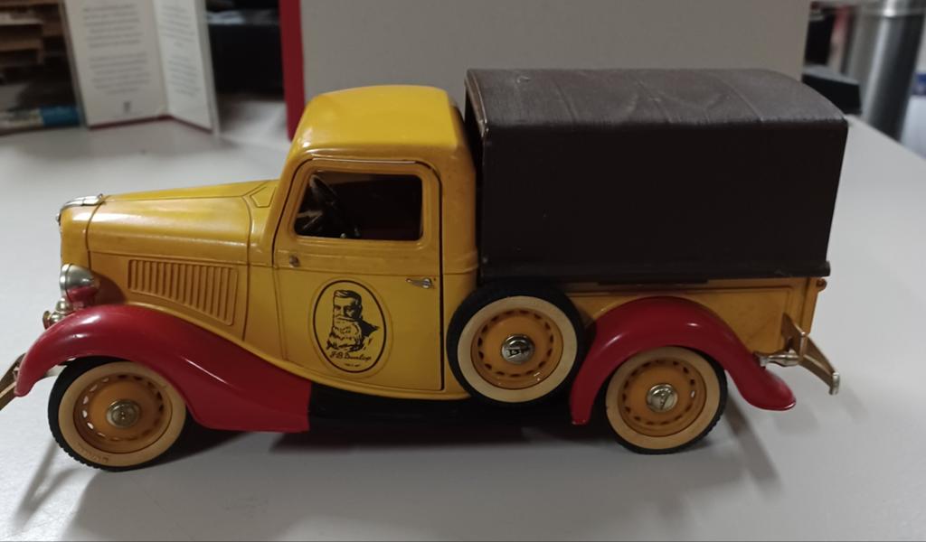Ford V8 1936 Dunlop promo model van Solido., Ophalen of Verzenden, Zo goed als nieuw, Auto, Solido