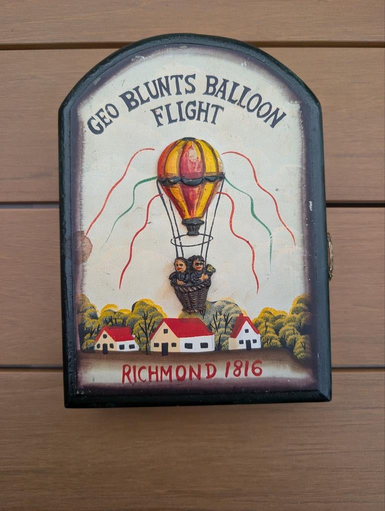 Decoratieve houten doos met luchtballon reliëf, Antiek en Kunst, Antiek | Overige Antiek, Ophalen of Verzenden