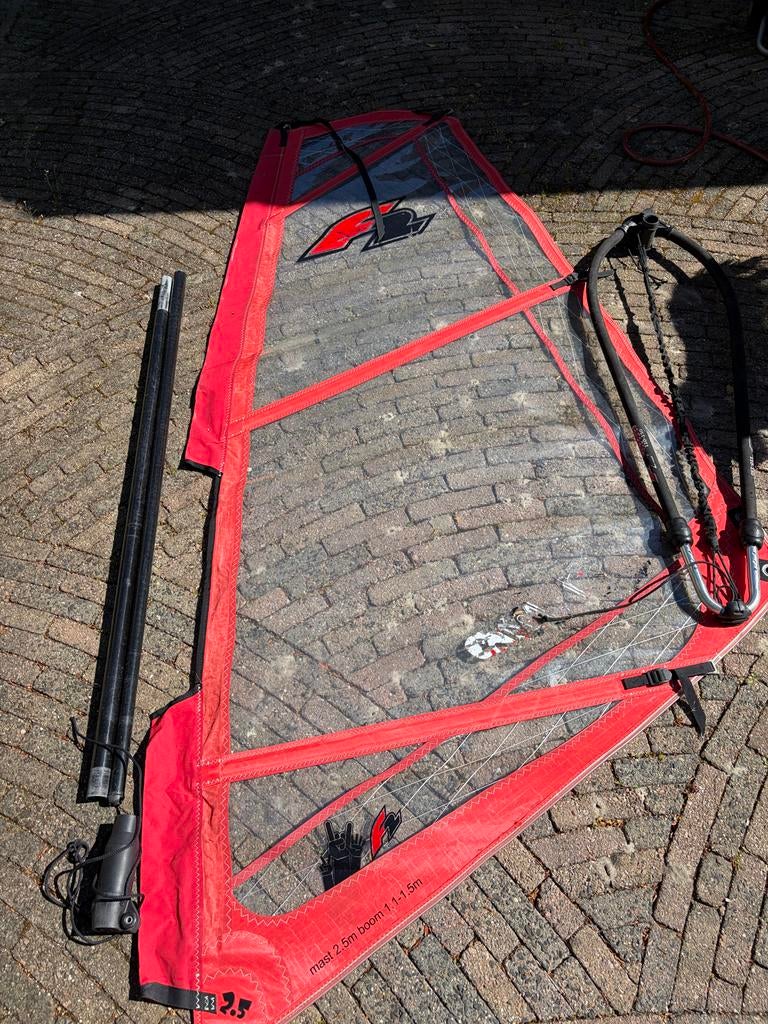 Kindersetje F2 checker 2.5m² met giek, mast en mastvoet., Watersport en Boten, Windsurfen, Ophalen, Minder dan 3.5 m², F2, Complete set