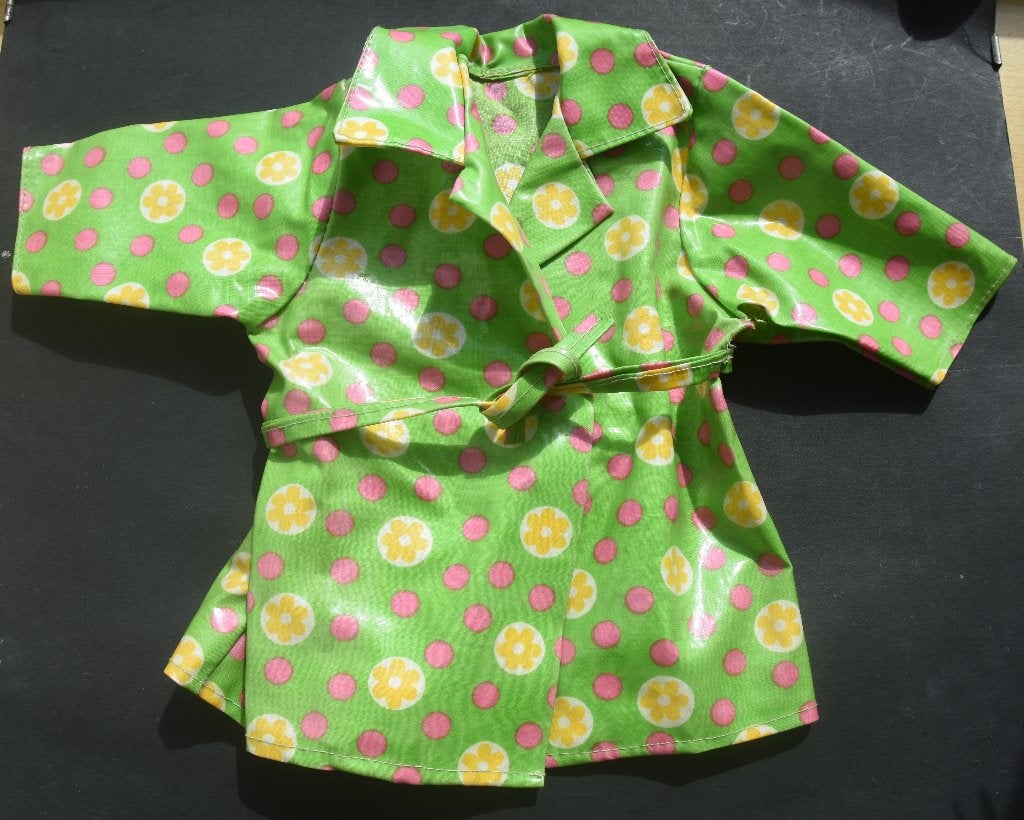 Vrolijke poppen Regenjas groen, roze + geel 60s jasje, Verzenden, Gebruikt, Kleertjes