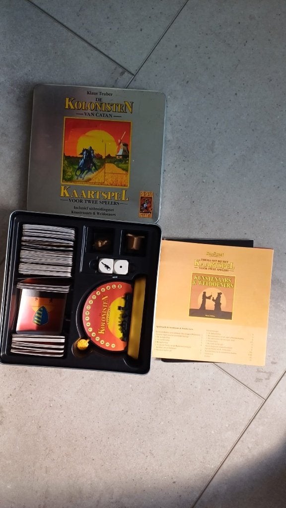 kaartspel nieuw Catan in blik + Kunstenaars & Weldoeners 999, Hobby en Vrije tijd, Gezelschapsspellen | Kaartspellen, Een of twee spelers