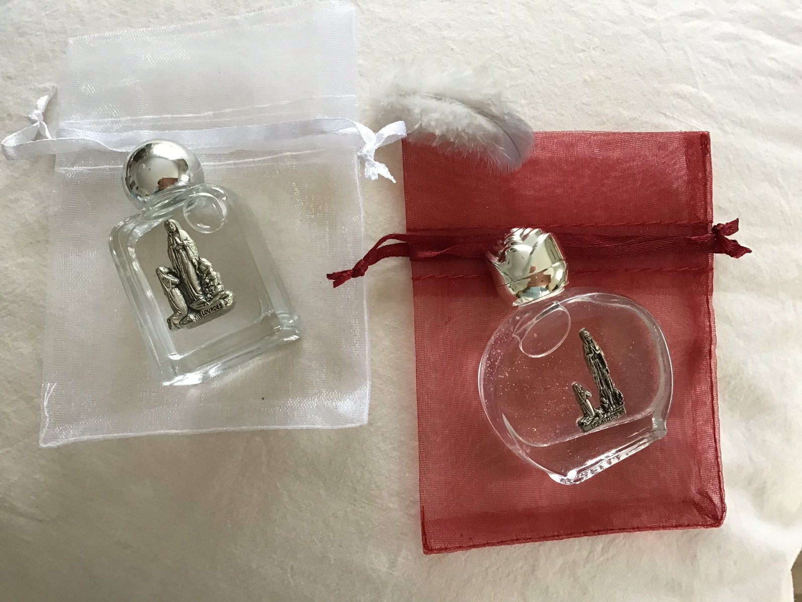 LOURDES!Twee Nieuwe Flesjes.Zilverkleurige Afbeelding.Per St, Ophalen of Verzenden, Nieuw, Christendom | Katholiek