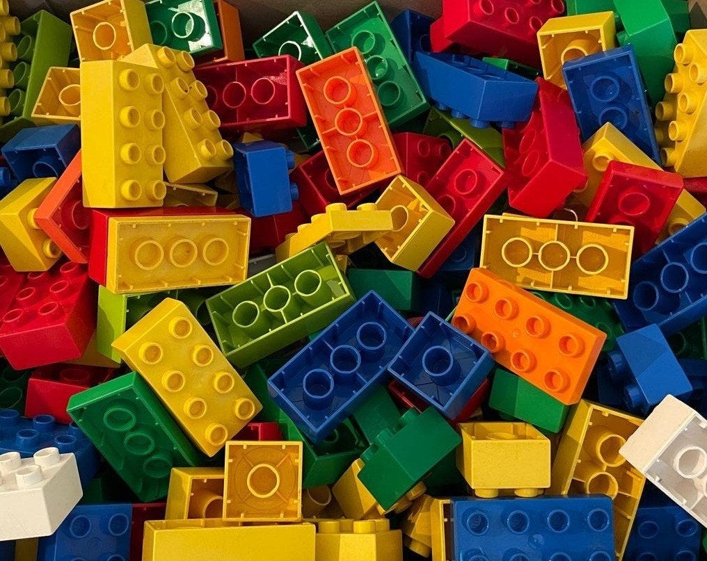 Doos met meer dan 100 gekleurde Lego Duplo stenen blokken, Kinderen en Baby's, Gebruikt, Overige thema's, Ophalen of Verzenden